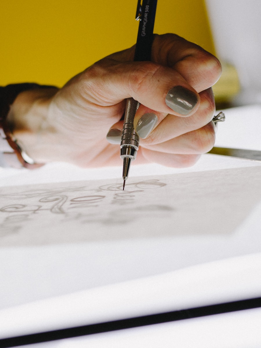 Hand zeichnet einen Entwurf mit Druckbleistift auf Papier