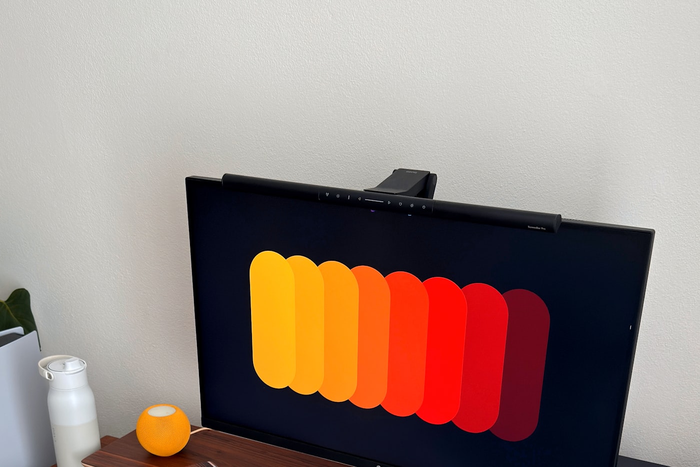 Monitor mit warmem rot-orangem Bild auf einem hellen Schreibtisch